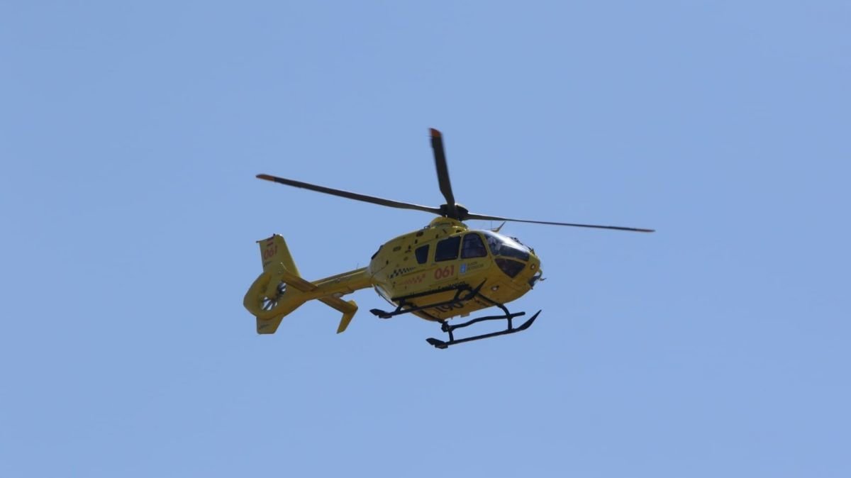 Imagen de un helicóptero del 061.