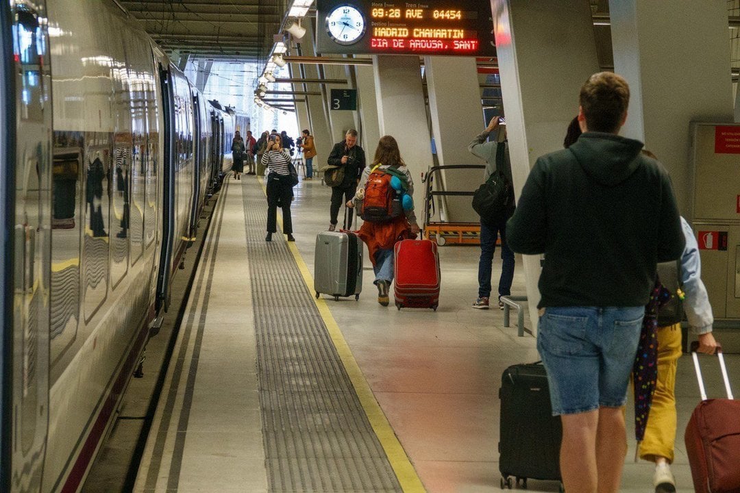 El tren Avril antes de su salida en Vigo (Foto: Vicente Alonso).