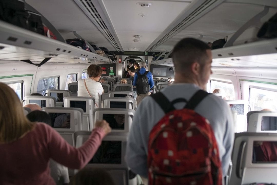 Viajeros en el interior del tren Avril, ayer durante la parada en la ciudad (Foto: Xesús Fariñas).