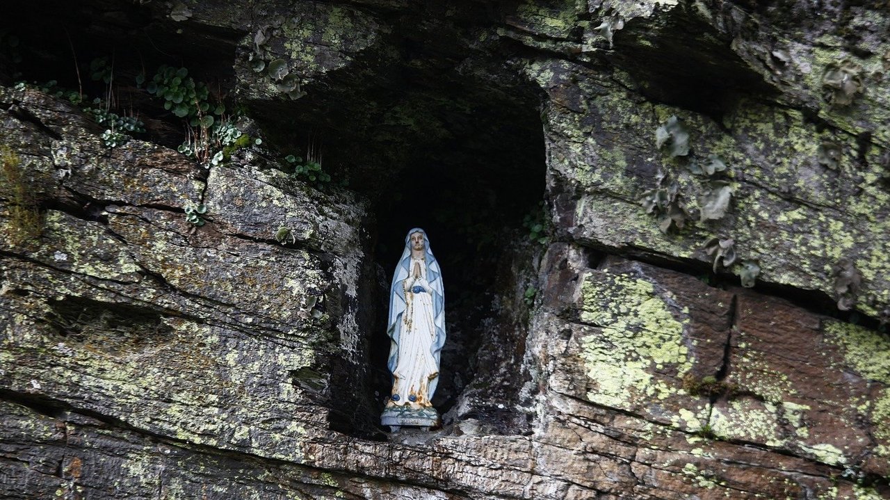 Imaxe da figura da Virxe de Penatallada situada na rocha (foto: Miguel Ángel).