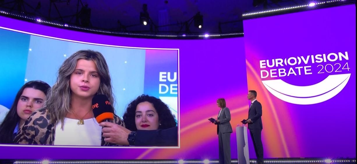 Carlota Pombar, ourensana preguntando en el Eurovision Debate 2024