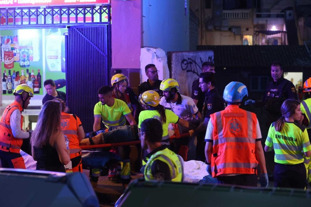 Varios servicios de emergencia evacúan a los heridos en la playa de Palma. Foto: EP.