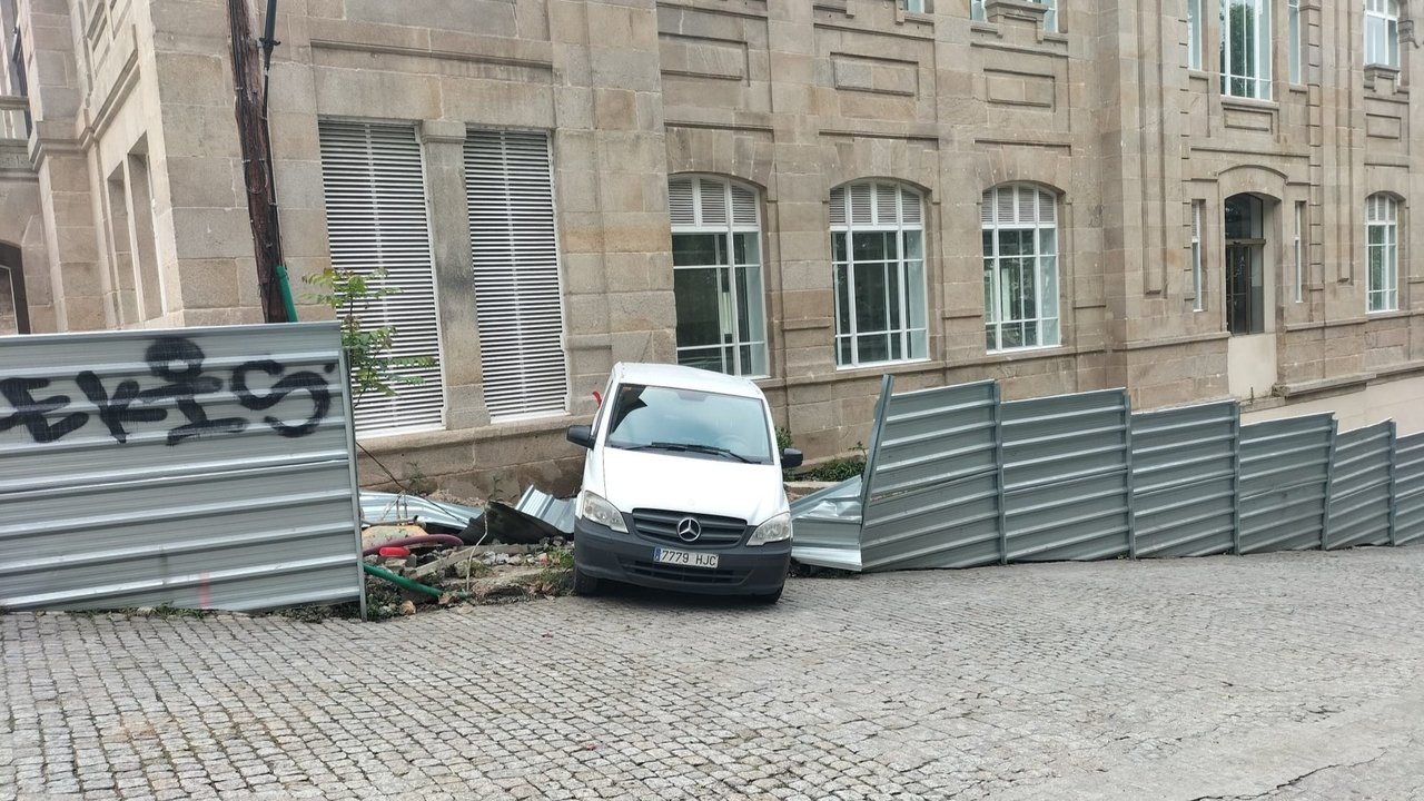 La furgoneta tras caer calle abajo en la Plaza de Abastos de Ourense