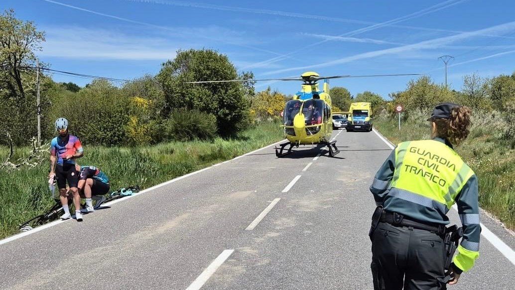 La Guardia Civil y el helicóptero en el lugar del accidente