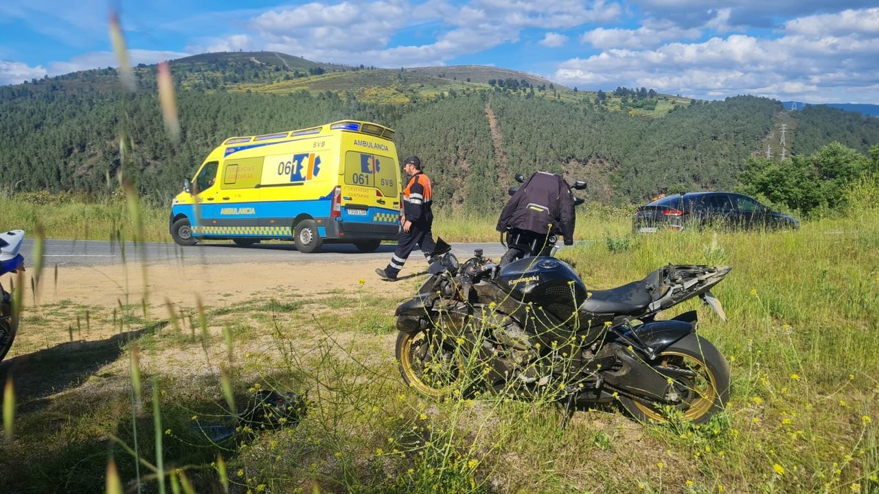 Ambulancia junto la motocicleta en la que viajaba el hombre herido en Trives.