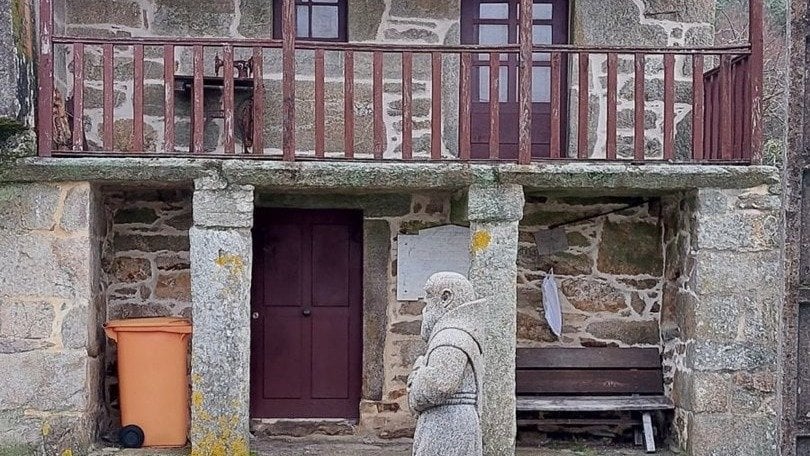 Casa y escultura del beato Juan Jacobo Fernández en Moire (Piñor).