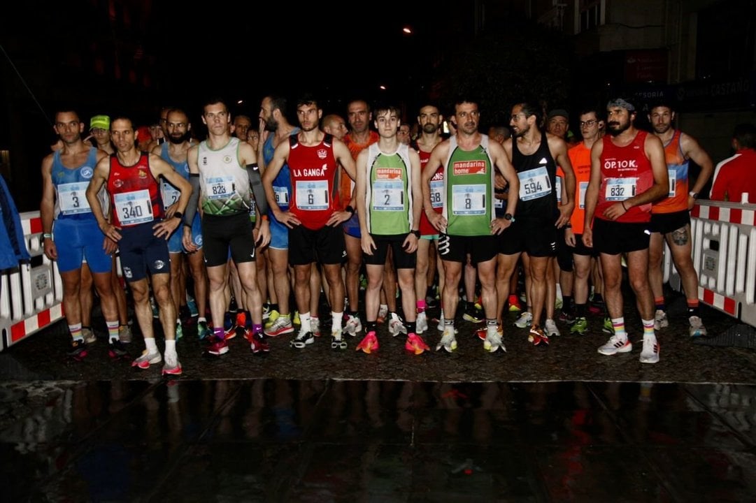 Los atletas absolutos, listos para tomar la salida en la lluviosa noche ourensana (Foto: Miguel Ángel).