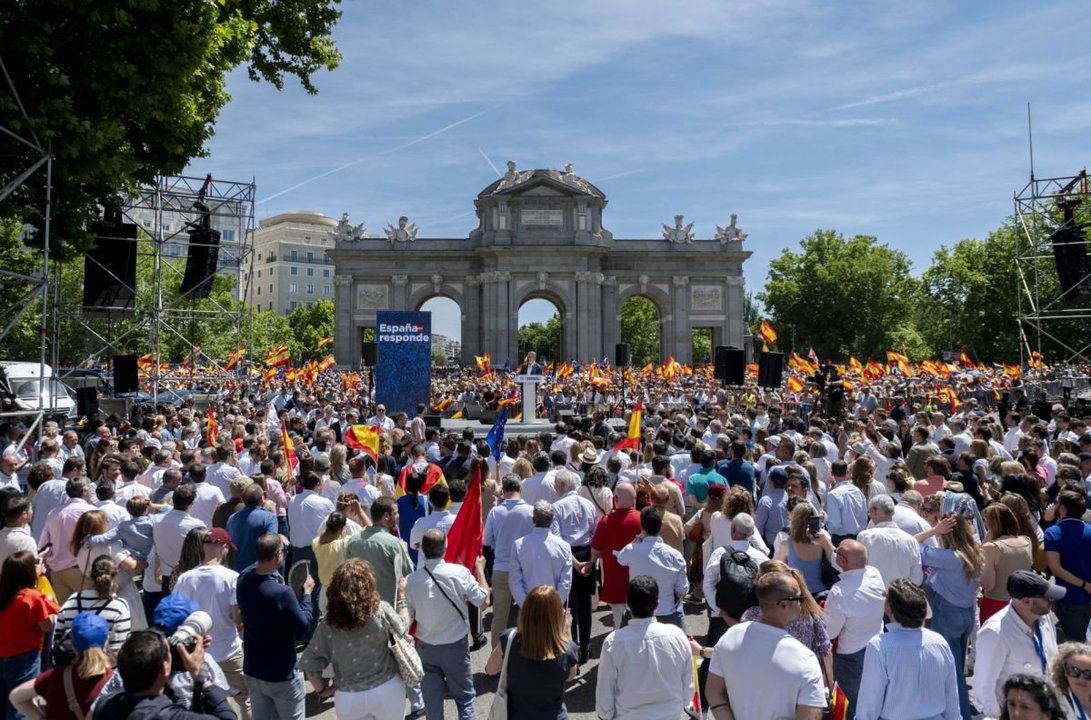 Feijóo se dirige a los asistentes en la Puerta de Alcalá (Foto: Alberto Ortega)