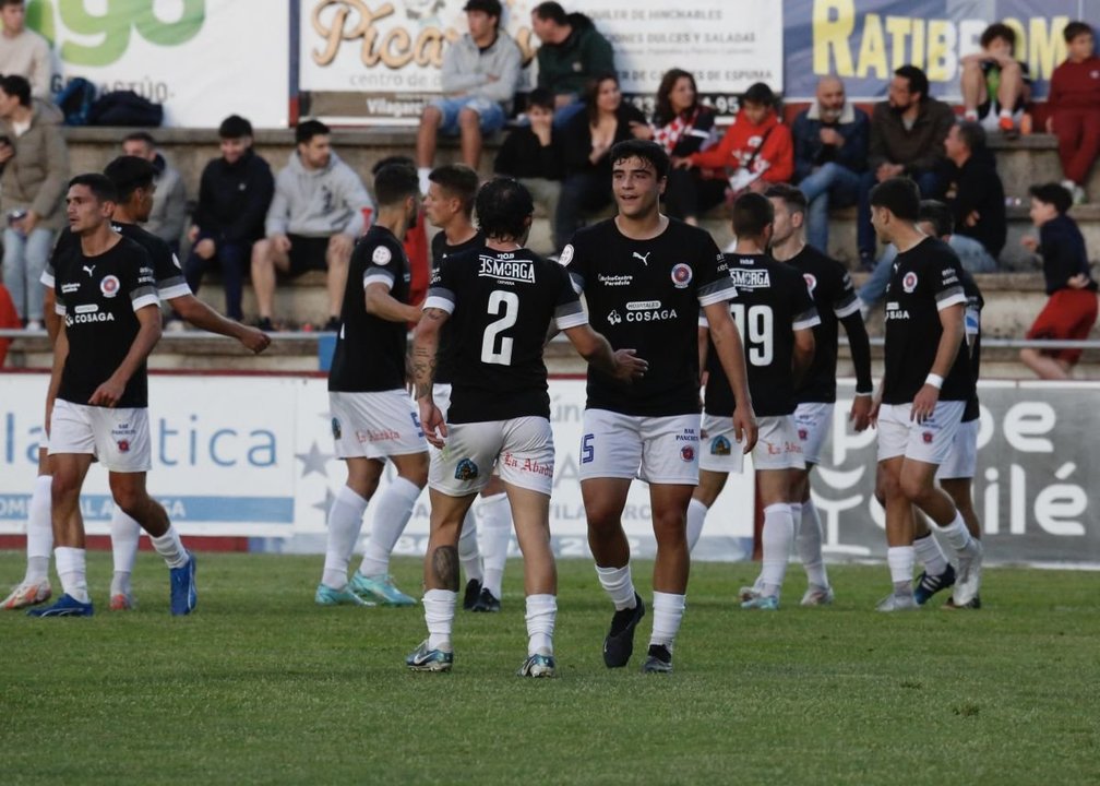 Los jugadores de la Unión Deportiva Ourense celebran uno de los goles que consiguieron ante el Arosa en A Lomba (FOTOS: MÓNICA FERREIRÓS (DIARIO DE AROUSA)