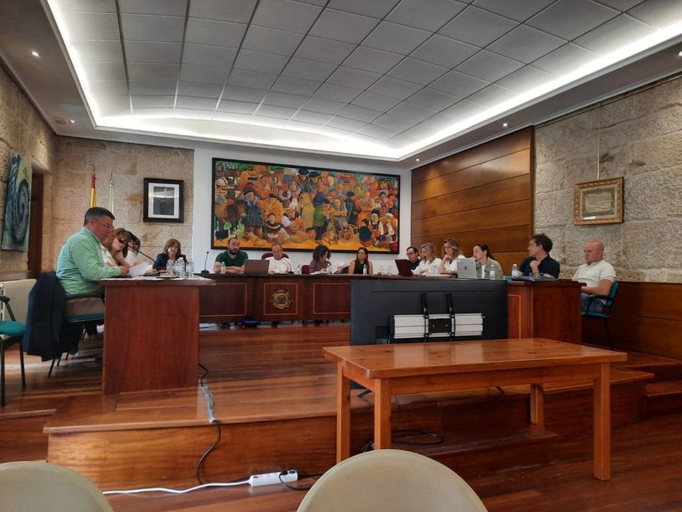 La Corporación municipal de Carballiño durante una sesión plenaria (foto de archivo).