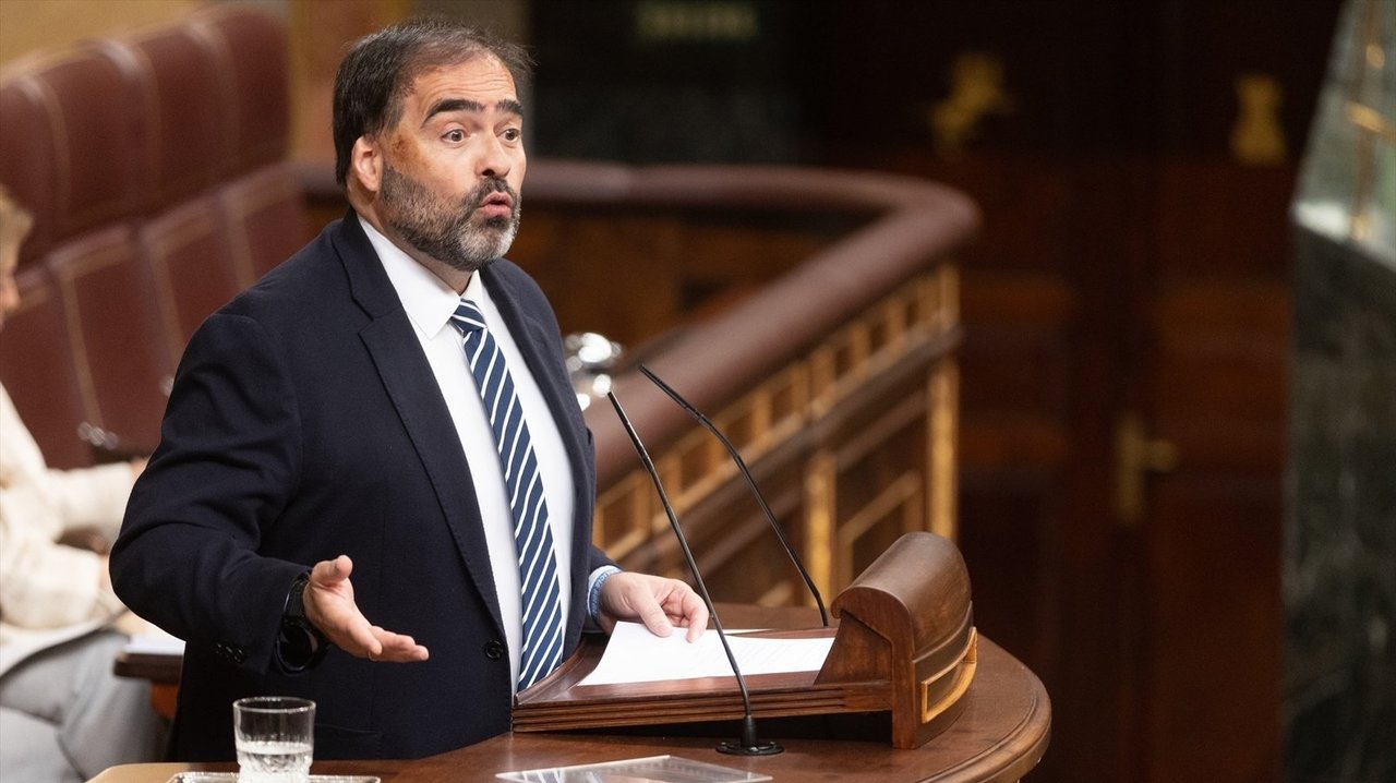 El portavoz del PP en el Parlamento de Galicia, Alberto Pazos, interviene durante una sesión plenaria, en el Congreso de los Diputados.