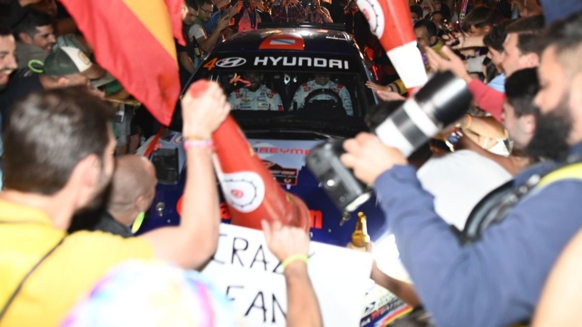 Los aficionados se avalanzan sobre el Hyundai de Iván Ares y Javier Martínez en la ceremonia de salida.