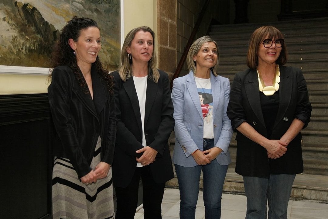 María Fernández y Natalia González (PSOE), y Noelia Pérez y Sonia Ogando (PP) comparecieron juntas.