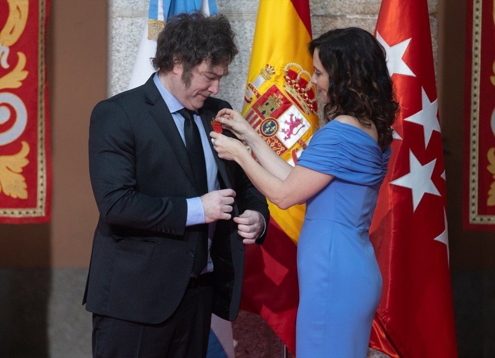 La presidenta de la Comunidad de Madrid, Isabel Díaz Ayuso, condecora al presidente de la República Argentina, Javier Milei. Foto: EP.