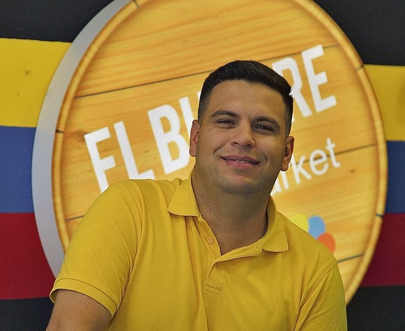 Eduardo Rodríguez en el mostrador del Budare Market.