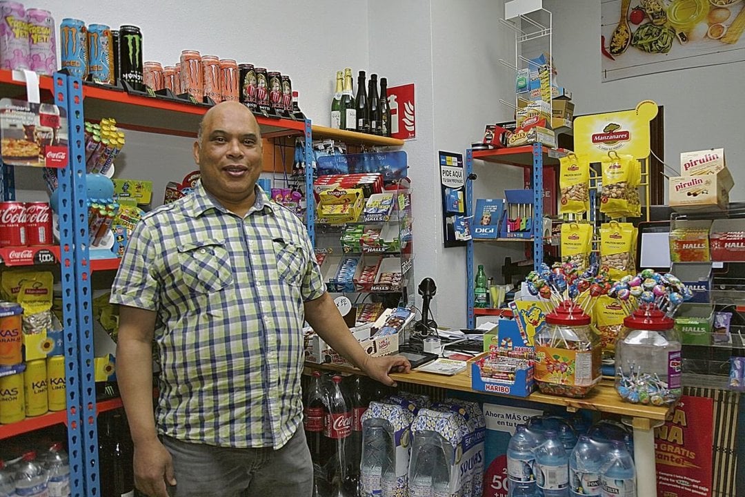 José Ramón Alcequiez en el interior del establecimiento Super Ourenven.
