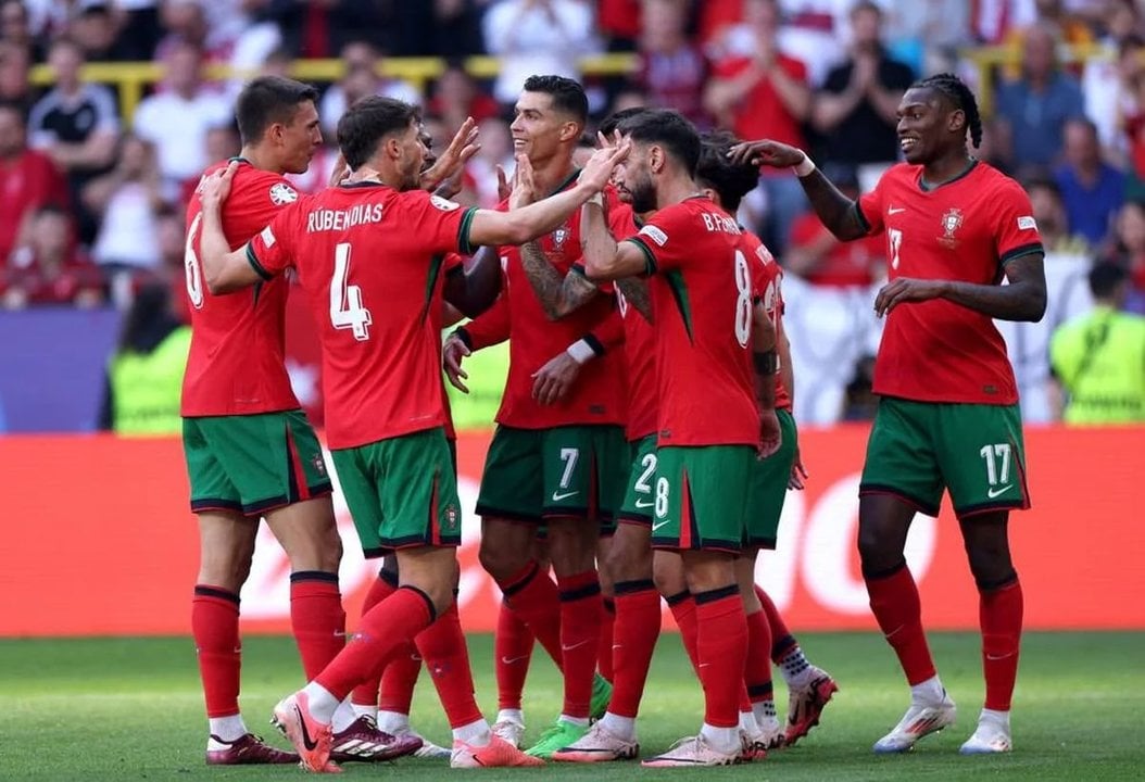 Los jugadores de Portugal celebran uno de los tantos del partido ante Turquía.
