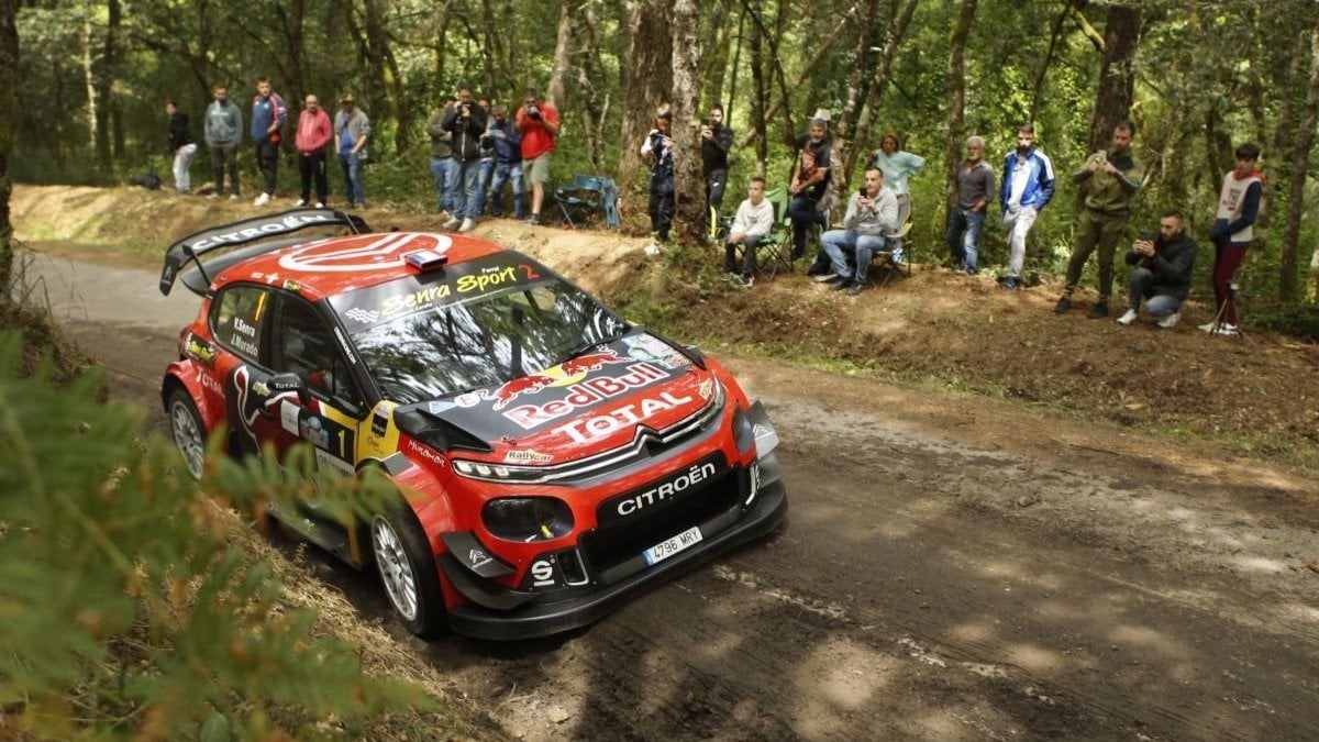 Víctor Senra copilotado por José Murado, con su Citröen C3 WRC, en acción por el tramo de San Amaro. (Foto: Marcos Atrio)