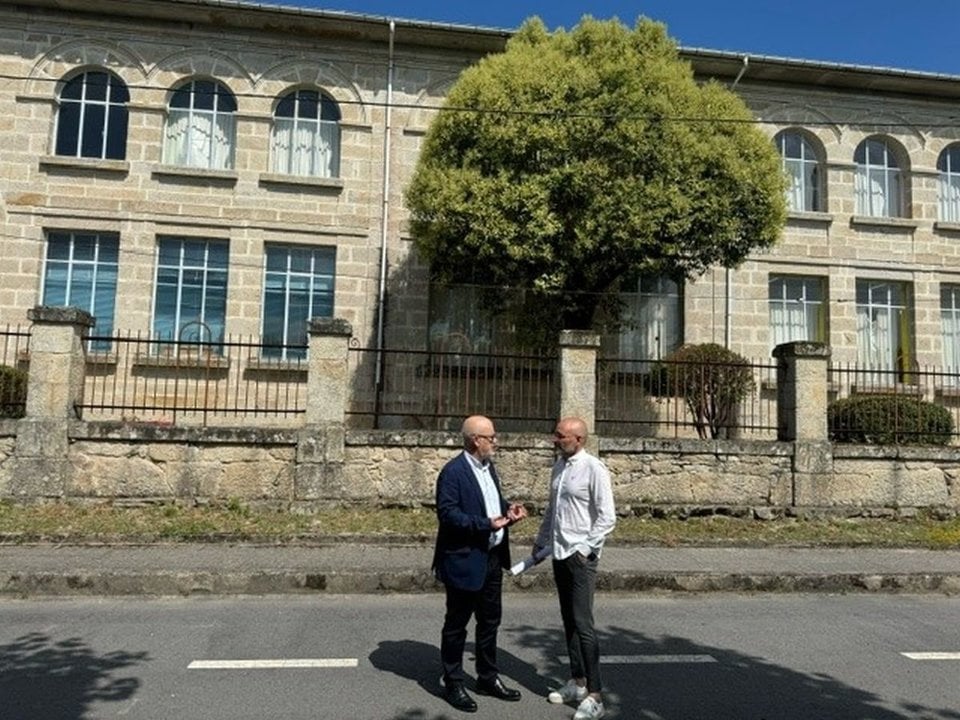 Eladio Santos y José Manuel Iglesias, delante del antiguo colegio de Maside.