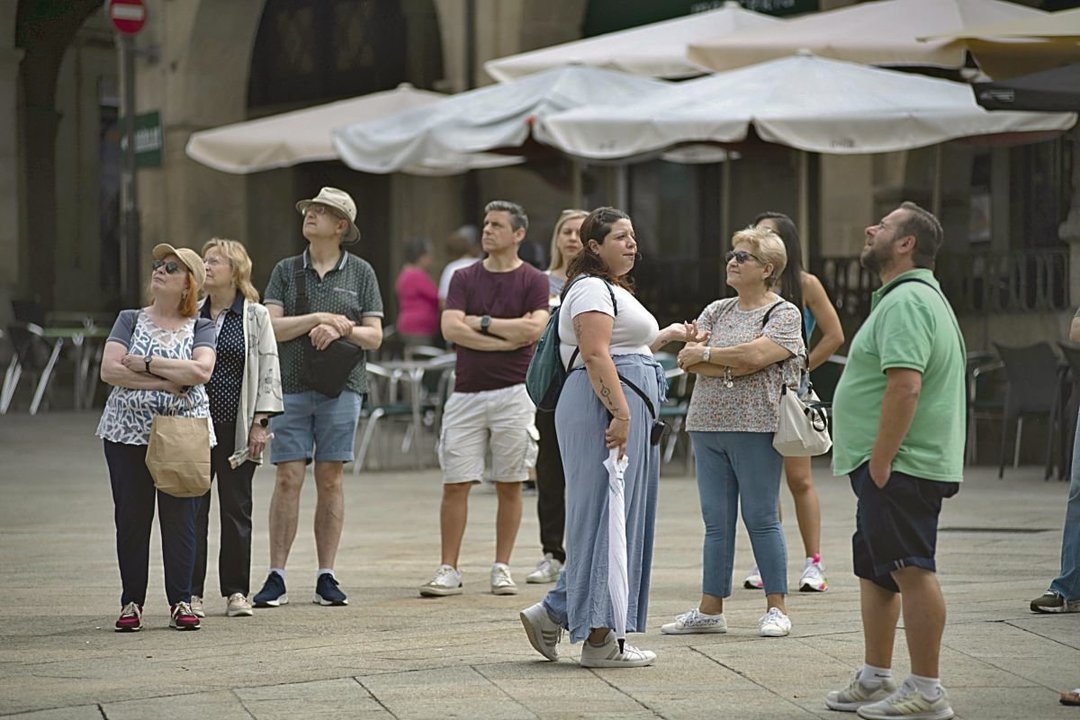 Turistas visitan la Praza Maior de la ciudad en una visita guiada. (Foto: Xesús Fariñas)