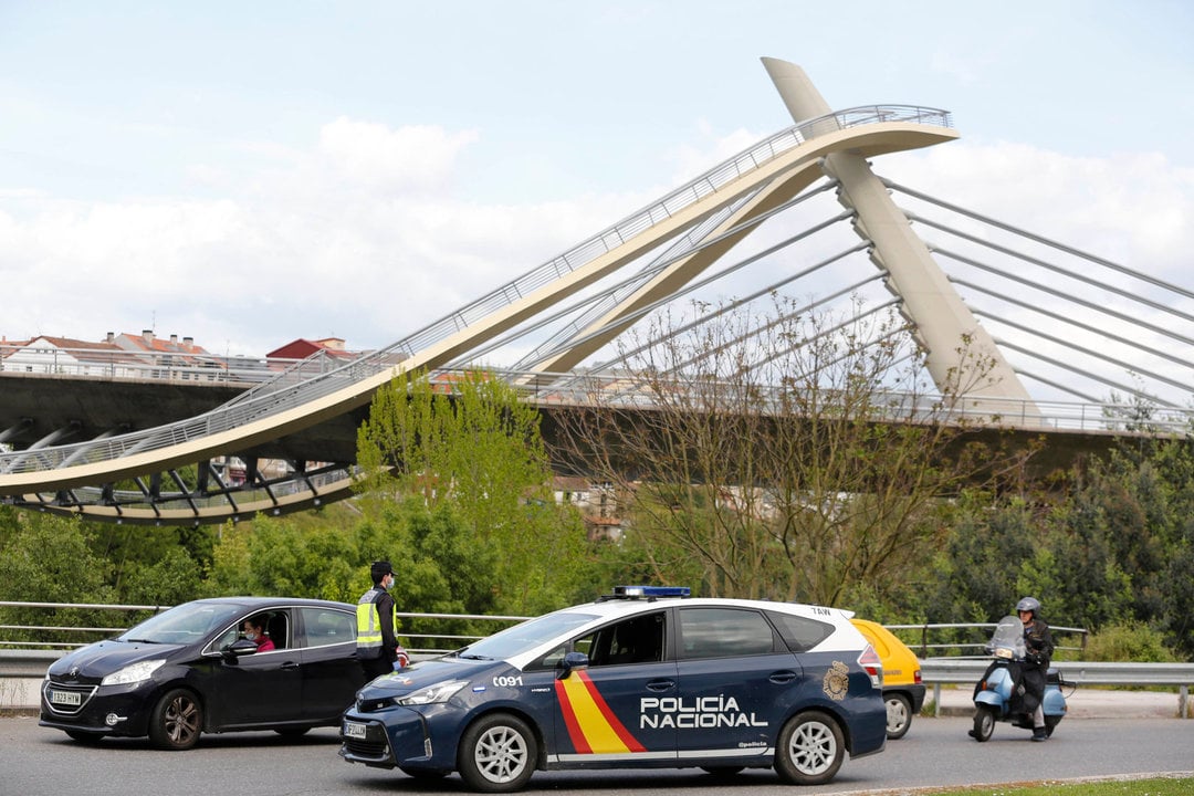Policía Local al lado del puente del Milenio, en Ourense. (Foto de archivo: Xesús Fariñas)