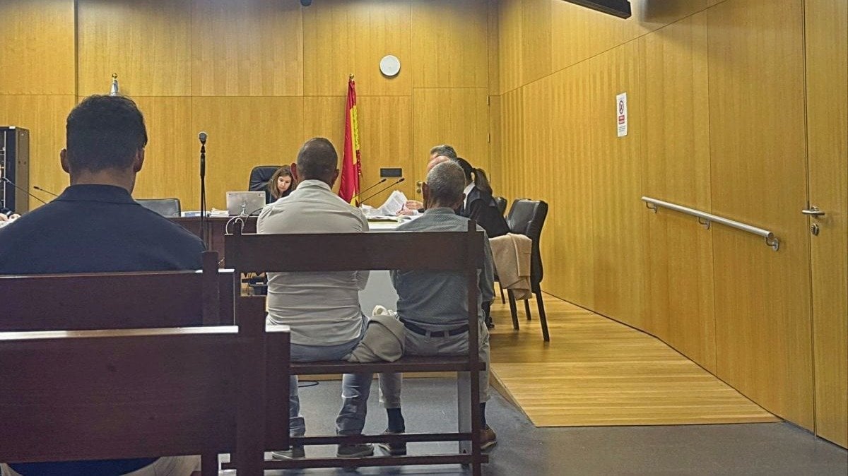 Los tres condenados, en el banquillo de los acusados durante el juicio celebrado en el Penal 2.