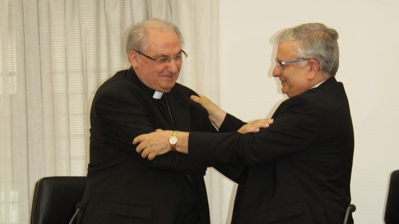 El arzobispo saliente, Celso Morga, abraza a José Rodríguez Carballo.