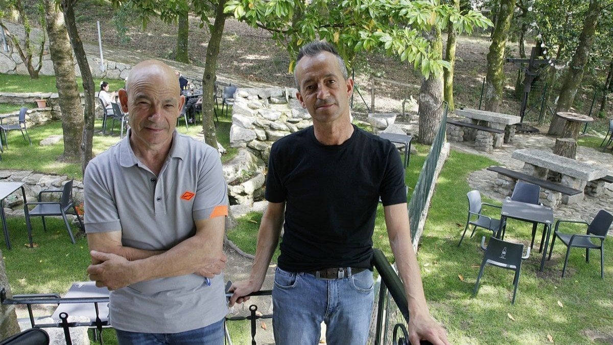 Juan Carlos y Julio, responsables del Bar Tapería O Solpor en A Peroxa.
