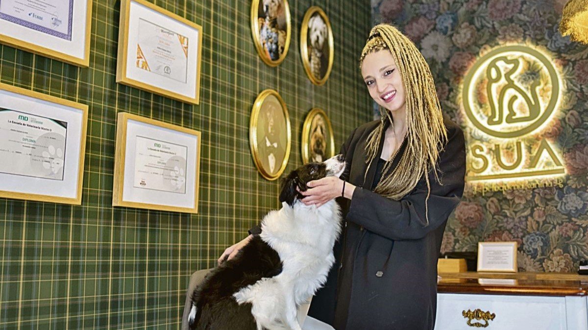Andrea Vázquez en su peluquería canina