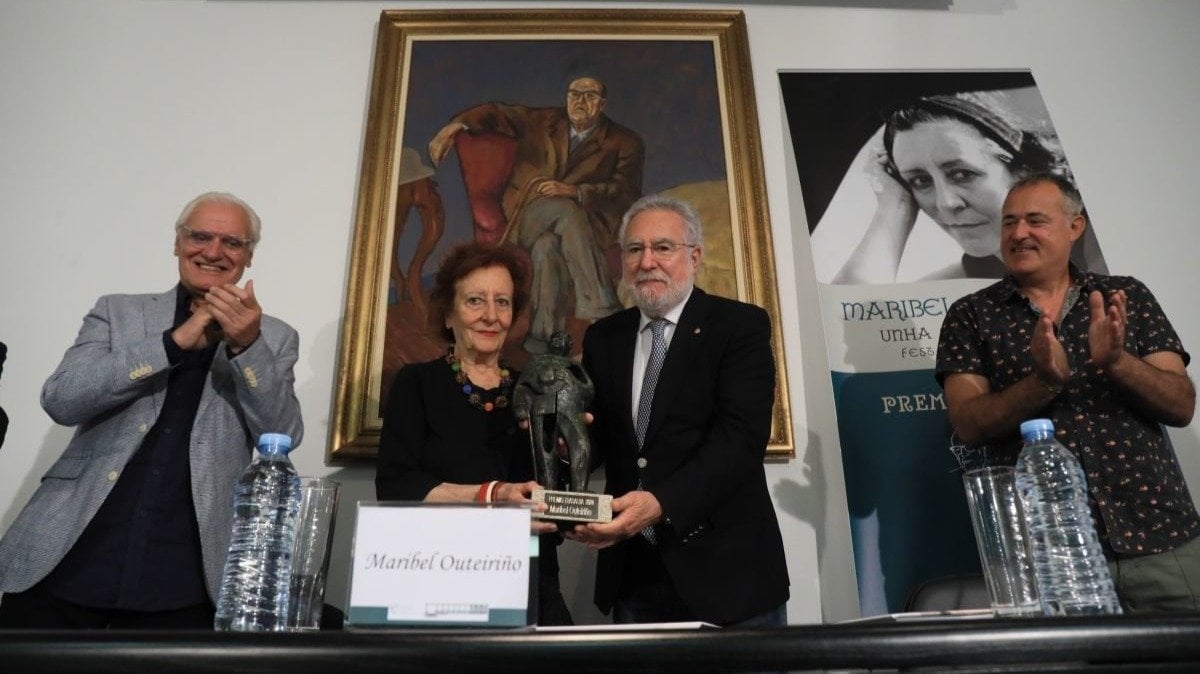 Maribel Outeiriño recibe el XLII Premio Trasalba de manos del presidente del Parlamento gallego, Miguel Santalices.