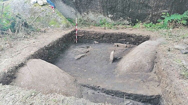 Las excavaciones realizadas en el monumento natural de Pena Corneira.