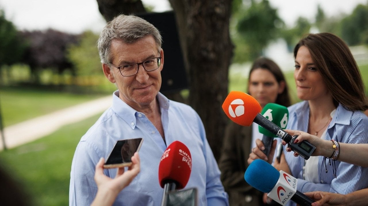 El presidente del Partido Popular, Alberto Núñez Feijóo, ofrece declaraciones a los medios durante su visita al campamento urbano que el Ayuntamiento de Torrejón (Foto: Europa Press).