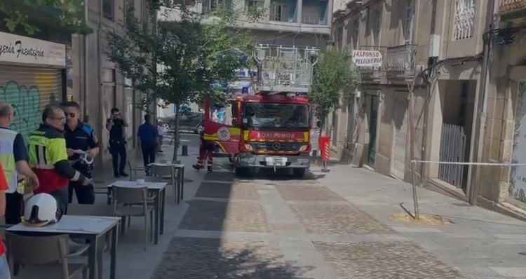 Los bomberos proceden al desalojo de los clientes en la cafetería La Mejicana de Ourense.