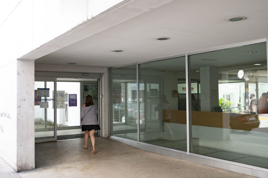 El centro de salud de Valle Inclán, uno de los que más carga de trabajo asume en verano (Foto. Xesús Fariñas).