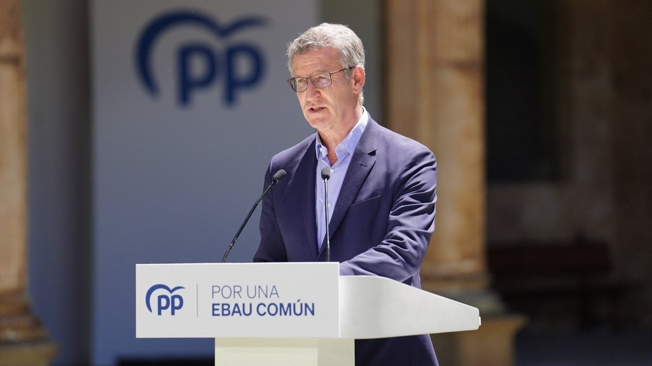 El presidente del Partido Popular, Alberto Núñez Feijóo, interviene durante una reunión para abordar la EBAU única (Foto: Europa Press).