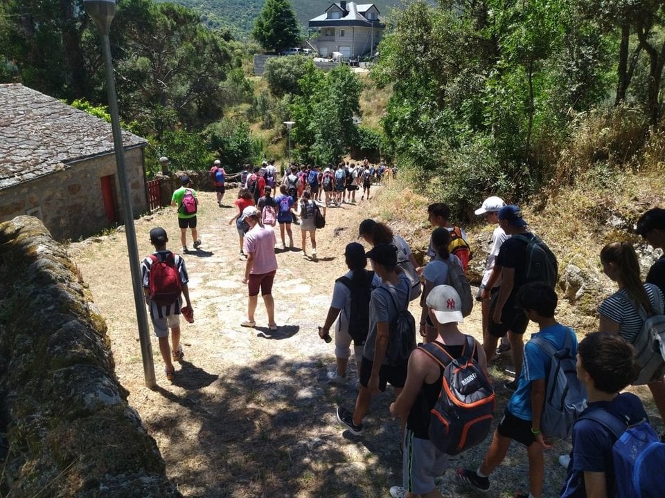 Los jóvenes peregrinos recorriendo el viacrucis de As Ermidas.