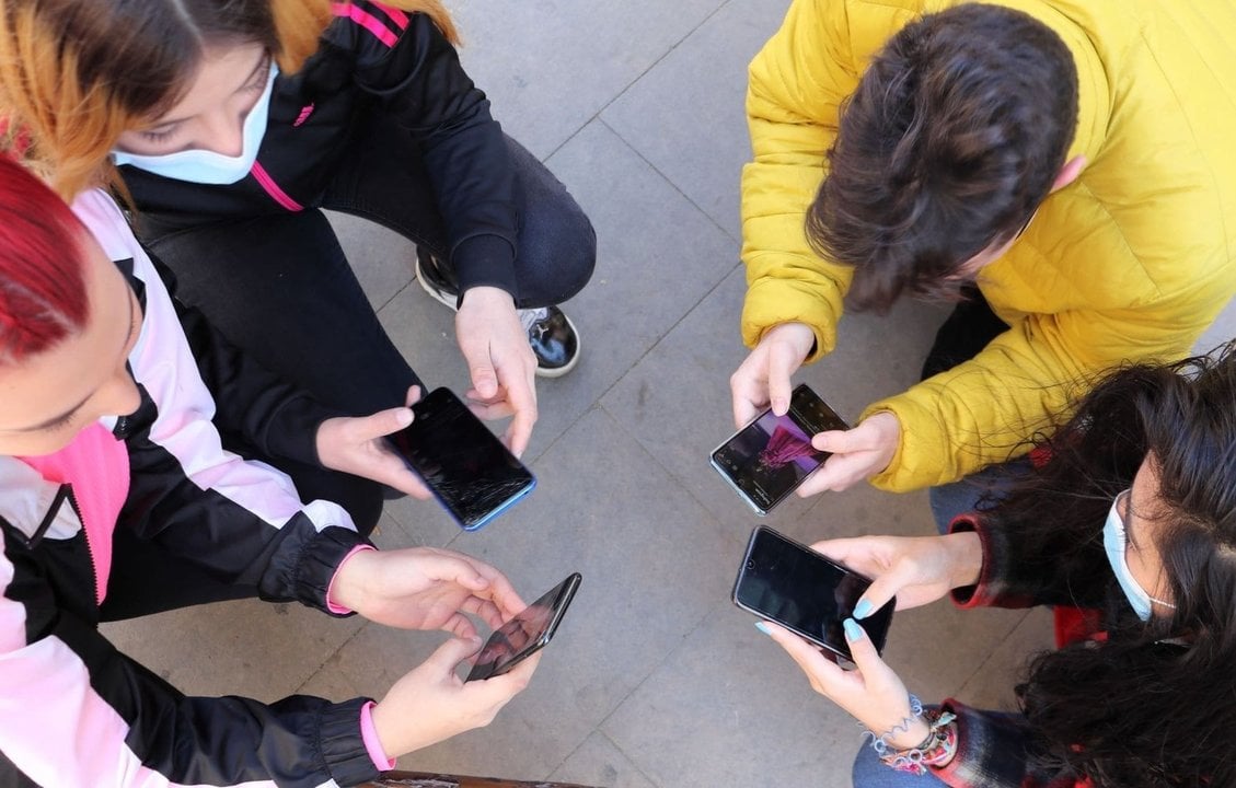 Un grupo de jóvenes con sus móviles.
