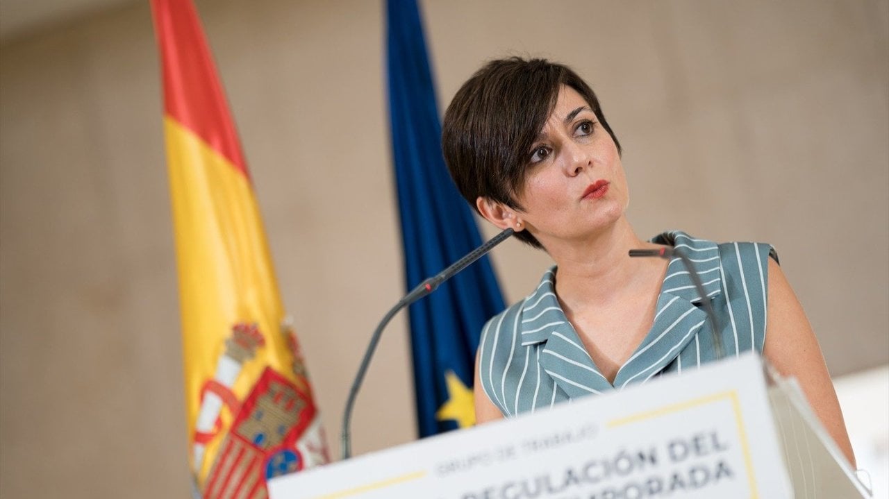 La ministra de Vivienda y Agenda Urbana, Isabel Rodríguez, interviene tras una reunión con el Grupo de Trabajo de alquiler de temporada (ÇFoto: Europa Press).