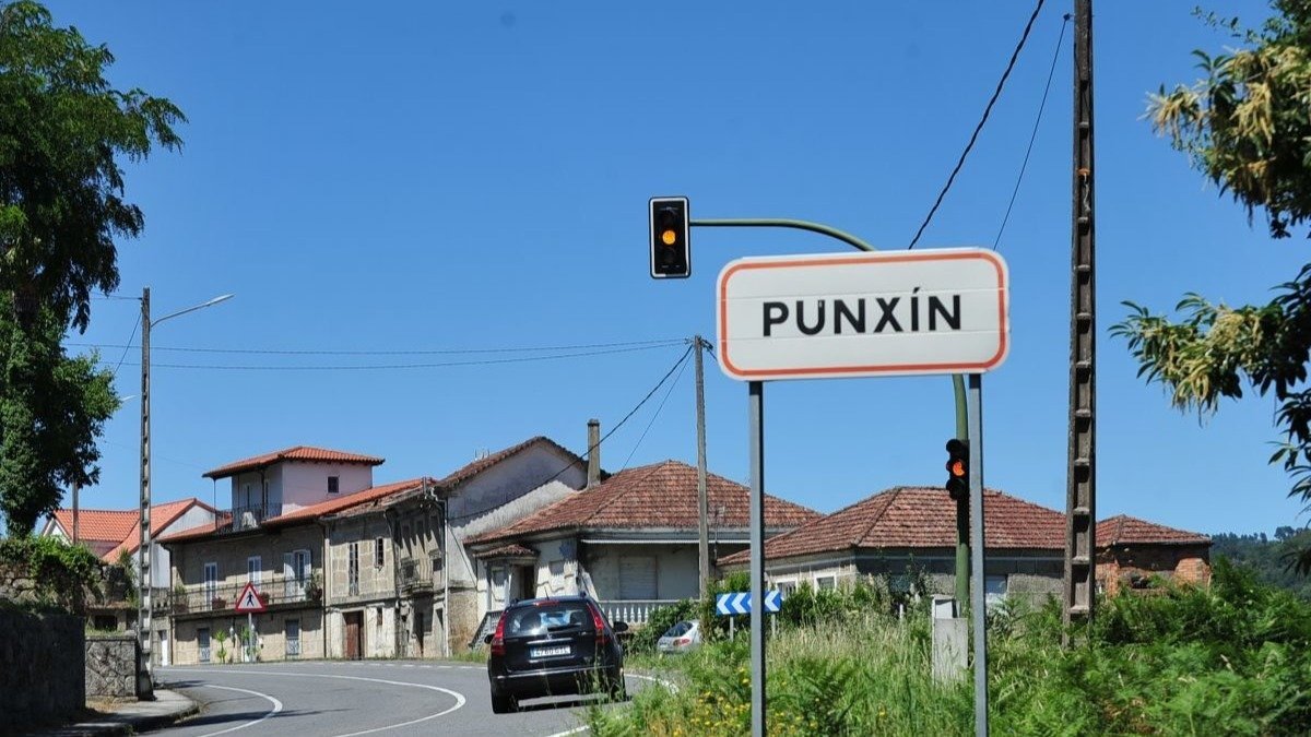Travesía de la carretera N-541 en Punxín, una de las localidades con semáforos de velocidad que menciona el Gobierno (Foto: José Paz).