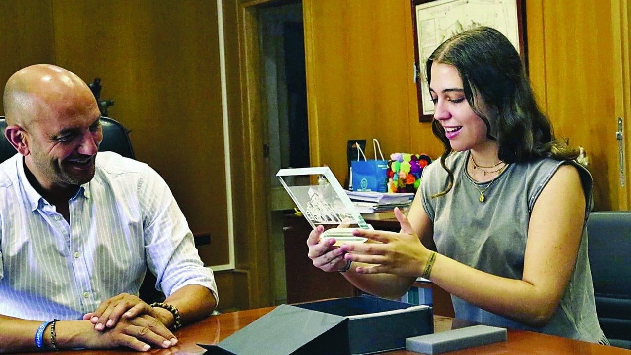 Alejandro Lorenzo, alcalde de O Porriño, recibió a Carla Martínez para reconocer todo su esfuerzo.