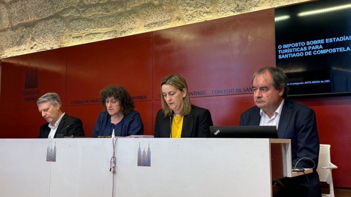 Sanmartín, con la concejala de Turismo, Miriam Louzao, y los catedráticos César García y Rubén Lois. (Foto: EP)