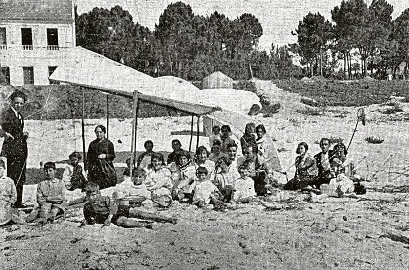 Bañistas en la playa de Sanxenxo. Foto de 1923 de Vida Gallega nº 237.