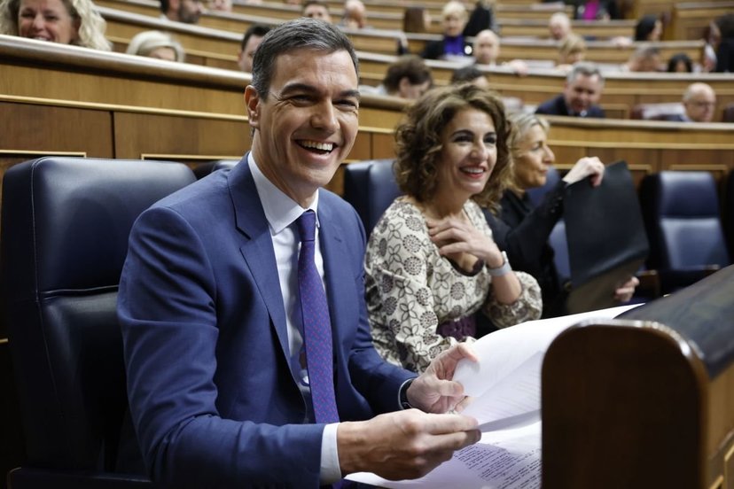 Pedroi Sánchez y la ministra María Jesús Montero, en el Congreso.